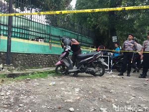 Penjinak Bom Periksa Motor Bomber Mapolrestabes Medan Penjinak Bom Periksa Motor Bomber Mapolrestabes Medan