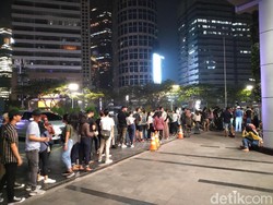Hingga Malam Hari, Warga Masih Antre Sewa Skuter Listrik Depan fX Sudirman