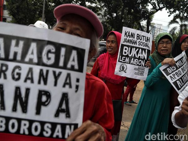Aksi Tolak Anggaran Lem Aibon di DPRD DKI Jakarta