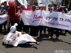 Tolak Kenaikan Iuran BPJS Kesehatan, Massa Buruh Geruduk DPRD Sukoharjo