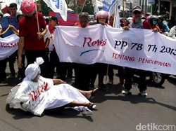 Tolak Kenaikan Iuran BPJS Kesehatan, Massa Buruh Geruduk DPRD Sukoharjo