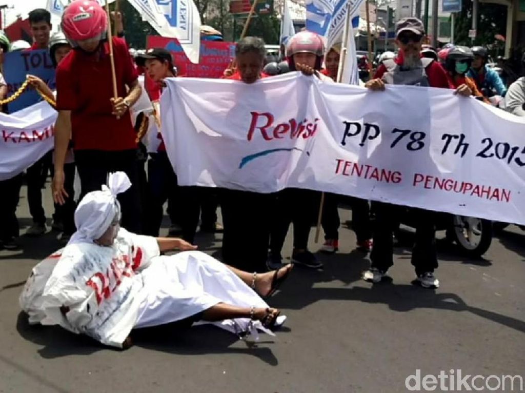 Tolak Kenaikan Iuran BPJS Kesehatan, Massa Buruh Geruduk DPRD Sukoharjo Tolak Kenaikan Iuran BPJS Kesehatan, Massa Buruh Geruduk DPRD Sukoharjo