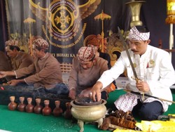 Tradisi Mandikan Benda Pusaka, Filosofinya Bersihkan Diri