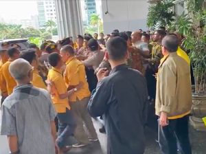 Video Sekelompok Orang Bersitegang Ingin Masuk Arena Rapimnas Golkar