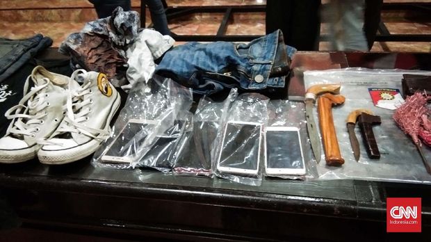 Sejumlah barang bukti yang disita polisi, termasuk ponsel yang berisi perencanaan penyerangan.