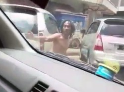 Viral Video Pengidap Gangguan Jiwa Bantu Buka Jalan Ambulans di Bandung