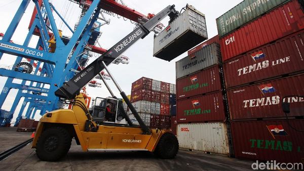 Aktivitas Bongkar Muat di Tanjung Priok Bergeliat Siang dan Malam