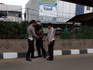 Cegat Pemotor Lawan Arus di Ciputat, Remaja Ini Nekat Pakai Seragam Polisi
