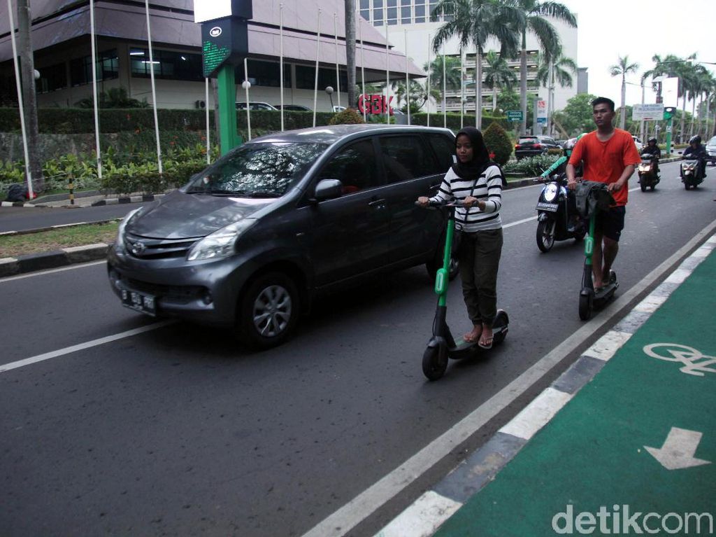 Pengguna Kendaraan Bermotor Mulai Kena Denda Kalau Masuk Jalur Sepeda Pengguna Kendaraan Bermotor Mulai Kena Denda Kalau Masuk Jalur Sepeda