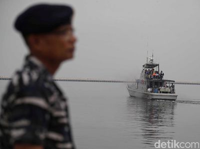 Asyiknya Warga Berlayar dengan Kapal TNI AL