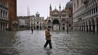 Aneka Potret Turis Kena Banjir di Venesia