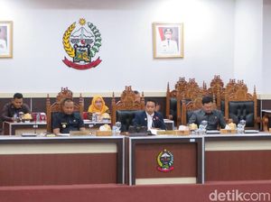 Tes...Tes...Pimpinan DPRD Sulsel Keluhkan Mikrofon Tua Mati saat Paripurna