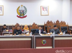Tes...Tes...Pimpinan DPRD Sulsel Keluhkan Mikrofon Tua Mati saat Paripurna