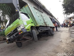 Truk Terperosok ke Galian Drainase di Cimahi Bikin Macet dan Hambat Kereta
