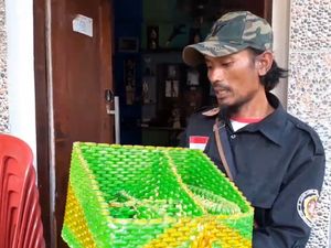 Kreatif! Perajin Padalarang Sulap Limbah Segel Plastik Jadi Mainan Unik