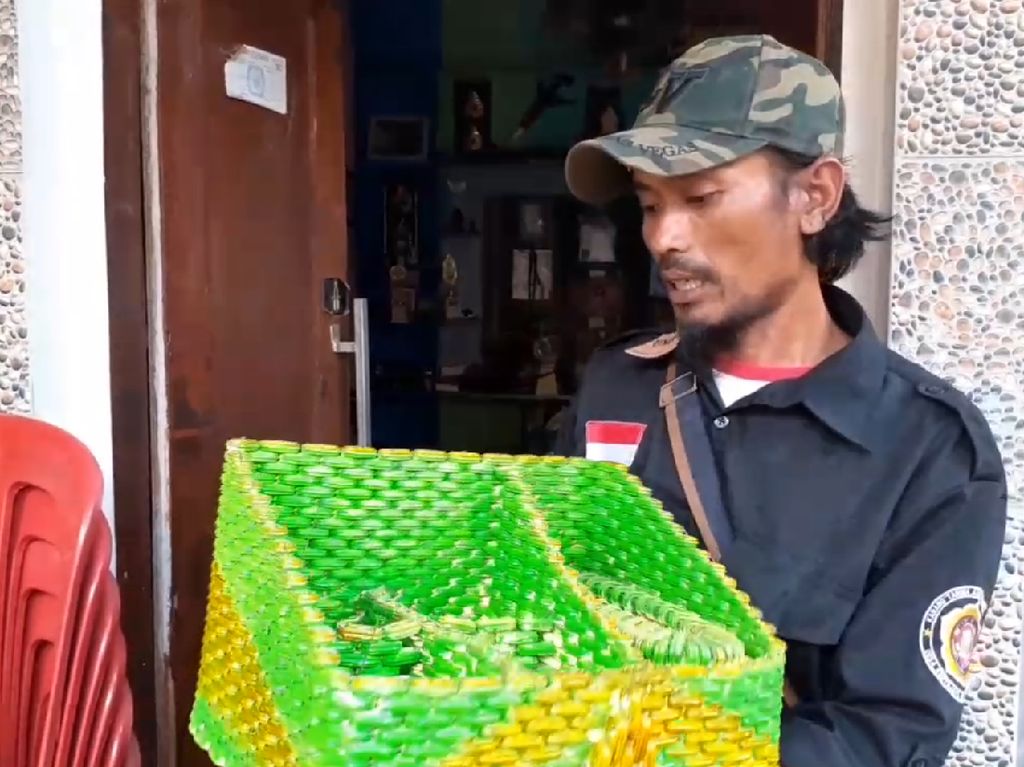 Kreatif! Perajin Padalarang Sulap Limbah Segel Plastik Jadi Mainan Unik Kreatif! Perajin Padalarang Sulap Limbah Segel Plastik Jadi Mainan Unik