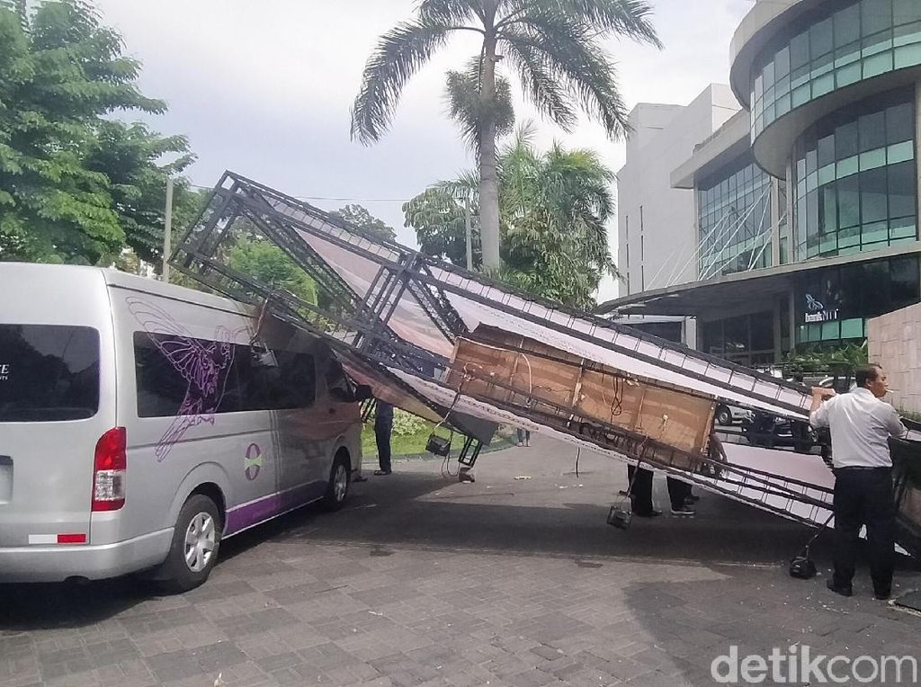 Gapura Portabel Ini Tertiup Angin hingga Terguling Timpa Mobil Gapura Portabel Ini Tertiup Angin hingga Terguling Timpa Mobil