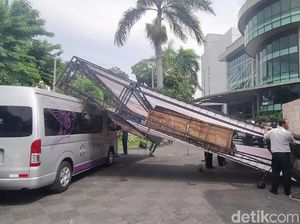 Gapura Portabel Ini Tertiup Angin hingga Terguling Timpa Mobil Gapura Portabel Ini Tertiup Angin hingga Terguling Timpa Mobil