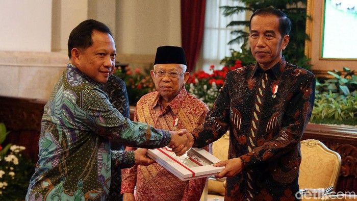 Presiden Joko Widodo serahkan DIPA 2020 kepada sejumlah menteri dan gubernur. Beberapa diantaranya adalah Mendagri Tito Karnavian hingga Gubernur Anies Baswedan