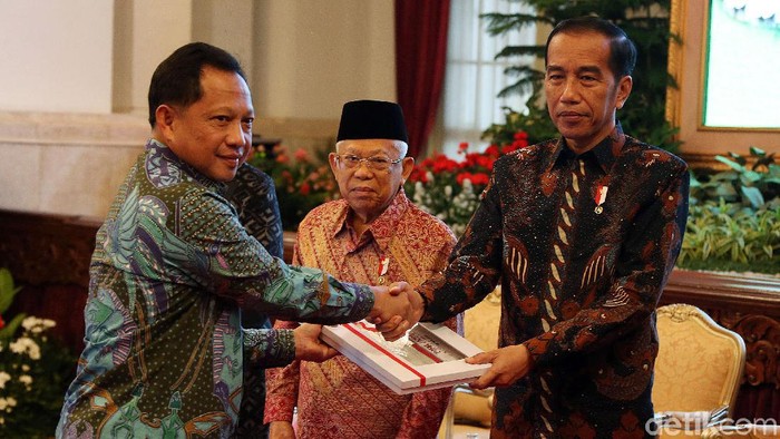 Jokowi Serahkan DIPA 2020 Kepada Menteri dan Gubernur Presiden Joko Widodo serahkan DIPA 2020 kepada sejumlah menteri dan gubernur. Beberapa diantaranya adalah Mendagri Tito Karnavian hingga Gubernur Anies Baswedan