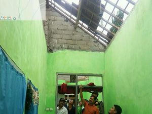 Terjatuh dari Atap Saat Perbaiki Genting, Pria di Blitar Tewas