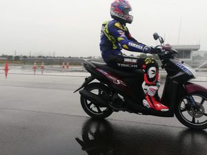Masuk Musim Hujan, Perlukah Ganti Ban Motor?