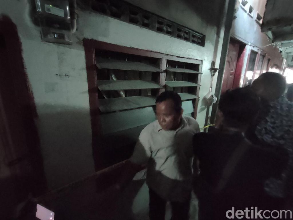 Rumah Digeledah Polisi, 2 Rekan Pelaku Bom Bunuh Diri Medan Dikenal Pendiam Rumah Digeledah Polisi, 2 Rekan Pelaku Bom Bunuh Diri Medan Dikenal Pendiam