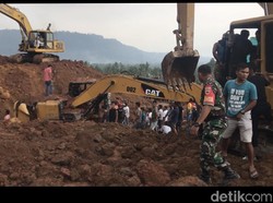 2 Pekerja Tertimbun Longsor di Pertambangan Tanah Gunung Sariak Padang