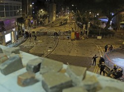 Kena Lemparan Batu Saat Bentrokan Hong Kong, Seorang Pria Lansia Kritis