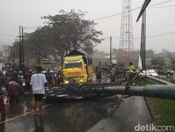 Hujan Angin, Papan Reklame dan Pohon Bertumbangan di Banyumas