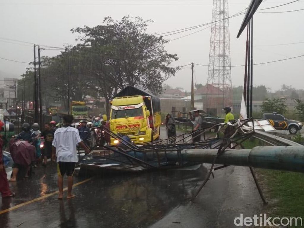 Hujan Angin, Papan Reklame dan Pohon Bertumbangan di Banyumas Hujan Angin, Papan Reklame dan Pohon Bertumbangan di Banyumas