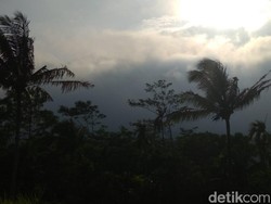 Gunung Lemongan Alami 252 Kali Gempa, 11 Rumah Warga Retak-retak