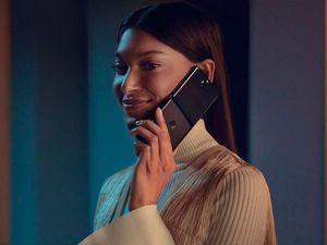 Tampang Motorola Razr Reborn Harga Rp 21 Juta