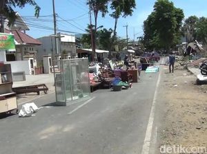 Pascaeksekusi, Warga Tutup Akses Jalan di Banyuwangi dengan Perabotan Pascaeksekusi, Warga Tutup Akses Jalan di Banyuwangi dengan Perabotan