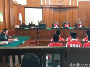 6 Terdakwa Pembakar Polsek Tambelangan Dituntut Berbeda 6 Terdakwa Pembakar Polsek Tambelangan Dituntut Berbeda