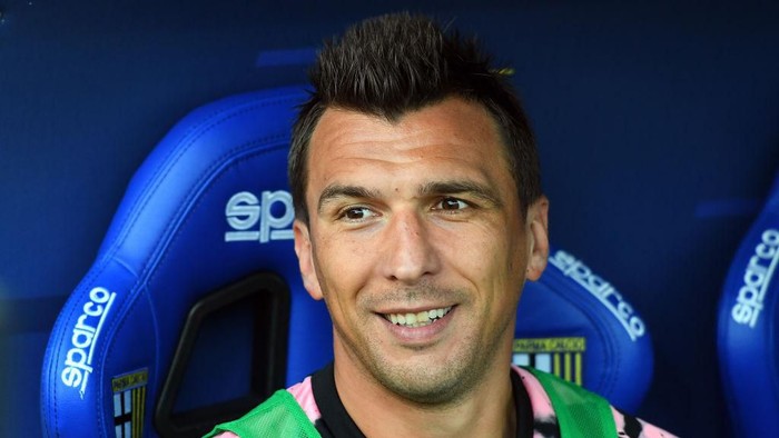 PARMA, ITALY - AUGUST 24: Mario Mandzukic of Juventus  looks on during the Serie A match between Parma Calcio and Juventus at Stadio Ennio Tardini on August 24, 2019 in Parma, Italy.  (Photo by Alessandro Sabattini/Getty Images)