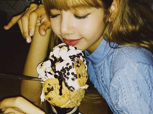 10 Momen Kulineran Cantik Lisa BLACKPINK, Artis Tercantik di Asia