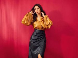 Potret Aktris Bollywood Dikritik Pakai Baju Seksi, Disebut Menghina Agama Potret Aktris Bollywood Dikritik Pakai Baju Seksi, Disebut Menghina Agama