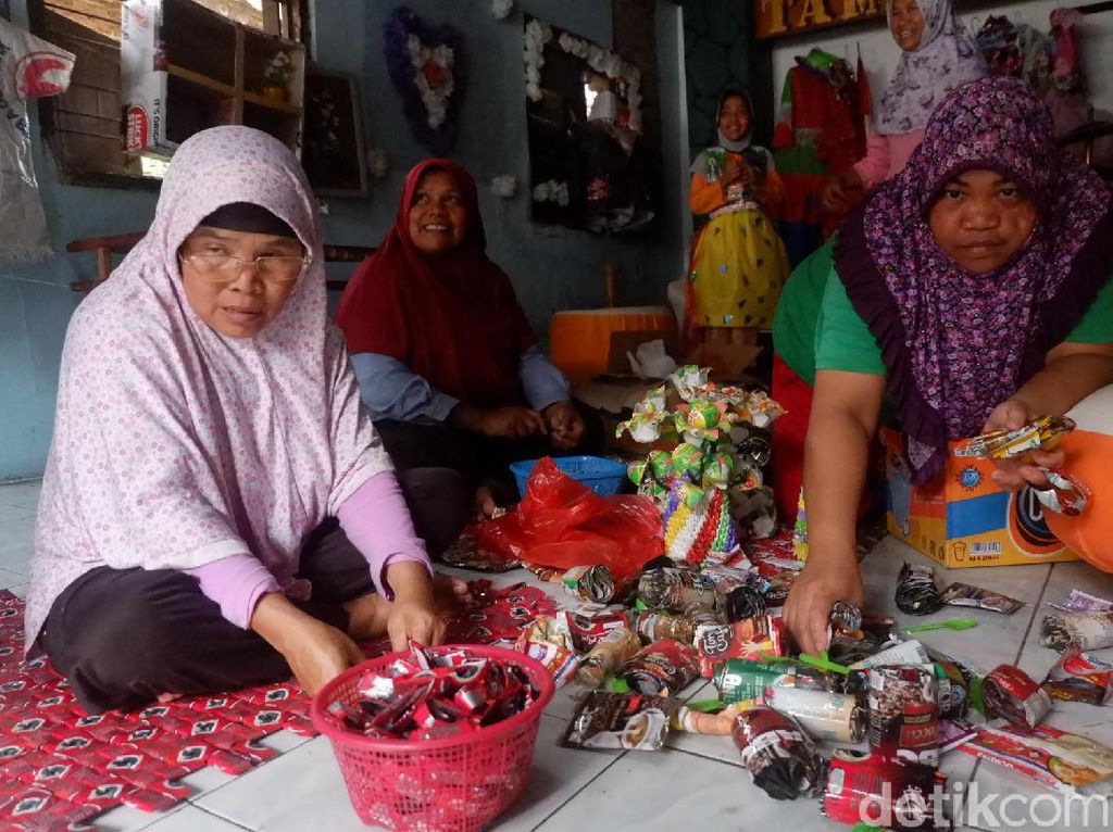 Warga di Banjarnegara Ini Ramai-ramai Olah Sampah Jadi Rupiah Warga di Banjarnegara Ini Ramai-ramai Olah Sampah Jadi Rupiah