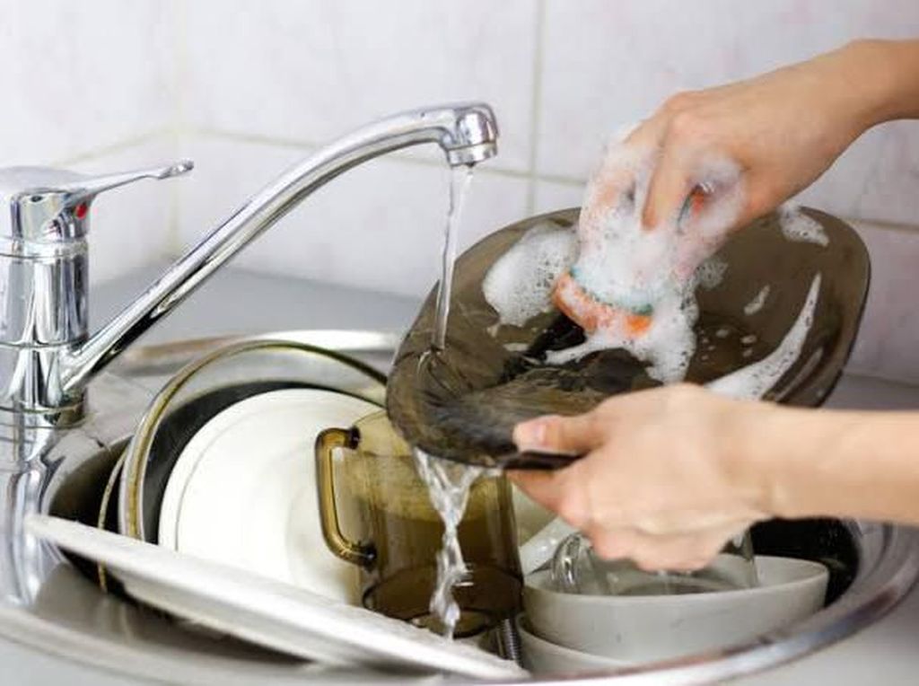 Belajar Mandiri, Anak Miliuner Ini Jadi Tukang Cuci Piring di Restoran Belajar Mandiri, Anak Miliuner Ini Jadi Tukang Cuci Piring di Restoran