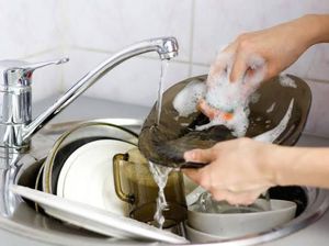 Belajar Mandiri, Anak Miliuner Ini Jadi Tukang Cuci Piring di Restoran Belajar Mandiri, Anak Miliuner Ini Jadi Tukang Cuci Piring di Restoran