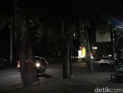 Pria dan Wanita Berpakaian Seksi Ciuman di atas Motor di Bali