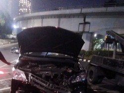 Mobil Pelat Merah Tabrak Pembatas Jalan di Tomang, Bodi Ringsek