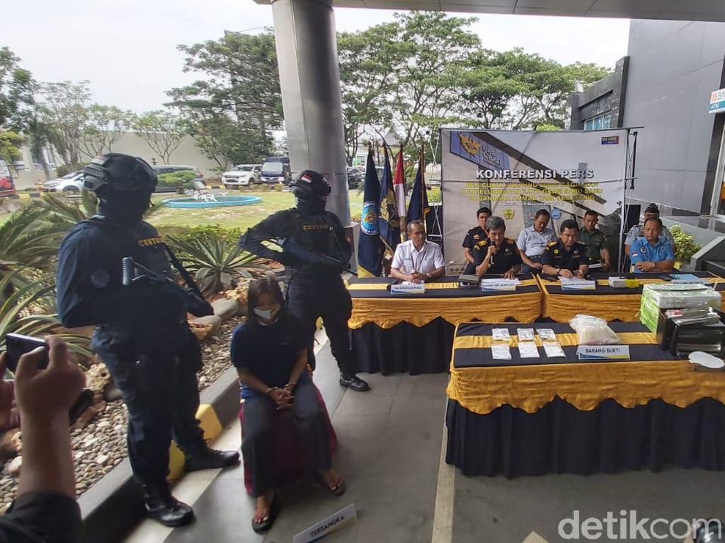 Gadis Remaja Bawa 2 Kg Sabu Dibekuk di Bandara Semarang Gadis Remaja Bawa 2 Kg Sabu Dibekuk di Bandara Semarang