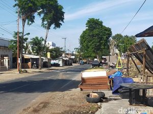 Sempat Ditutup Warga dengan Perabotan, Jalan di Banyuwangi Akhirnya Dibuka Sempat Ditutup Warga dengan Perabotan, Jalan di Banyuwangi Akhirnya Dibuka