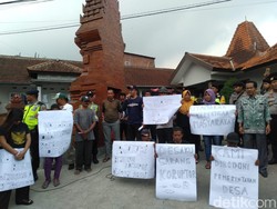 Warga Desa di Mojokerto Protes Pengelolaan TKD yang Tak Transparan