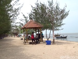 Pengunjung Pantai Wates Dilarang Sentuh Air Laut karena Bikin Gatal