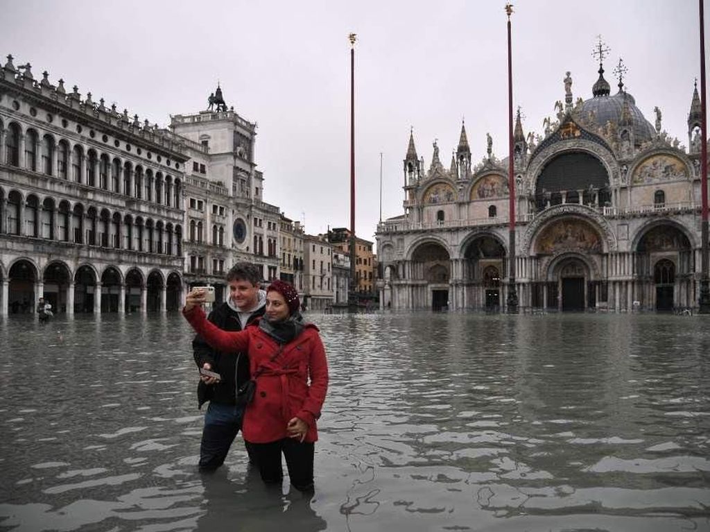 Venesia Kebanjiran, Turis Malah Asyik Selfie Venesia Kebanjiran, Turis Malah Asyik Selfie