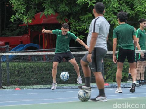 Egy Maulana Vikri berlatih di lapangan tenis Hotel Sultan, Senayan, Kamis (14/11).