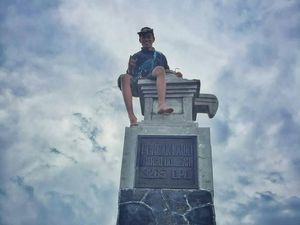 Buat Pendaki: Tugu di Puncak Gunung Lawu Bukan untuk Dipanjat